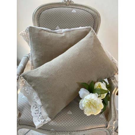 Coussin rectangulaire avec dentelle