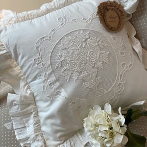 Coussin brodé « écru »